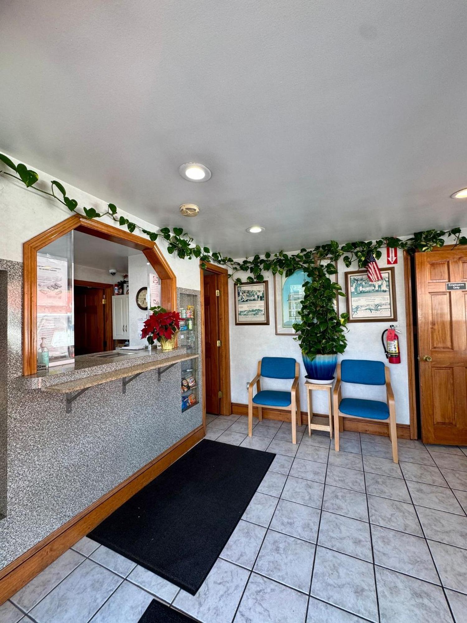 Chisholm'S Motor Inn Saugus Exterior photo